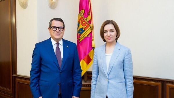 Президент Молдовы Майя Санду и директор Службы разведки Румынии Эдуард Рауль Хеллвиг - Sputnik Молдова