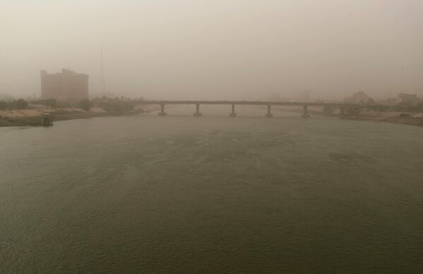 Мост через реку Тигр в столице Ирака Багдаде во время песчаной бури. - Sputnik Молдова