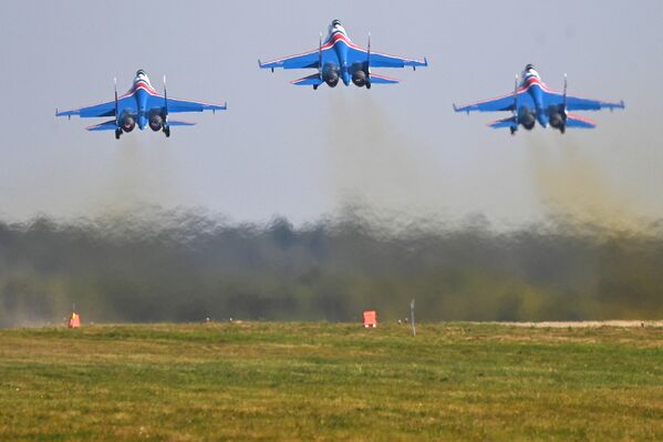 Группа высшего пилотажа &quot;Русские витязи&quot; на самолетах Су-35С. - Sputnik Молдова