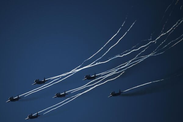 Самолеты МиГ-29УБ из авиационной группы высшего пилотажа &quot;Стрижи&quot; на летной программе в Кубинке. - Sputnik Молдова