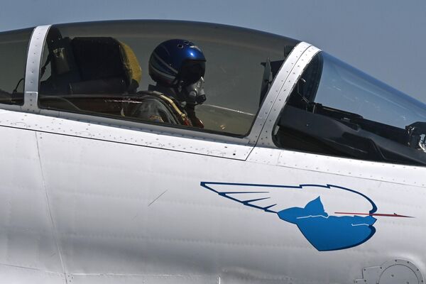 Самолет Су-35С группы высшего пилотажа &quot;Русские витязи&quot;. - Sputnik Молдова