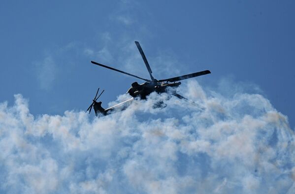 Вертолет Ми-28 во время динамического показа авиатехники. - Sputnik Молдова