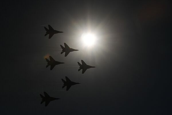 Группа высшего пилотажа &quot;Русские витязи&quot; на самолетах Су-35С. - Sputnik Молдова