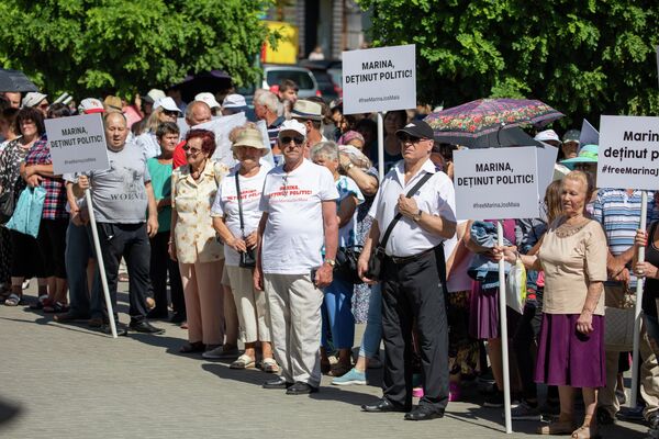 Zeci de manifestanți au ieșit astăzi în fața Procuraturii Generale pentru a protesta față de presiunile la adresa deputatului Marina Tauber și ai altor reprezentanți ai formațiunii - Sputnik Moldova