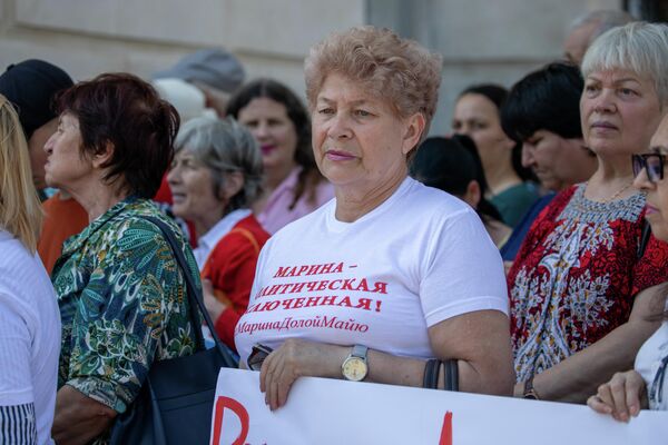 &quot;Долой Майю!&quot; - митингующие высказывались против действующего президента Санду. - Sputnik Молдова