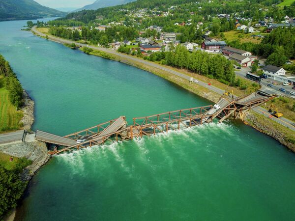 Обрушившийся Треффен через реку Гудбрандсдальслаген в муниципалитете Ойер, Норвегия - Sputnik Молдова