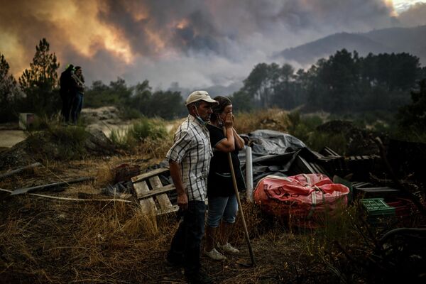 Реакция местных жителей на распространение лесного пожара в Оржайше, Португалия  - Sputnik Молдова