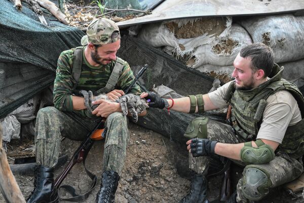 Военнослужащие подразделения интернациональной бригады Пятнашка под Авдеевкой в Донецкой народной республике - Sputnik Молдова