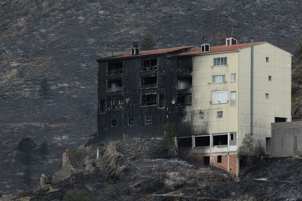 Обгоревшее в результате лесного пожара здание недалеко от Бежиса на востоке Испании. - Sputnik Молдова
