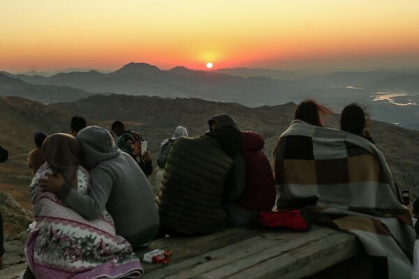 Зрители в ожидании метеоритного дождя Персеиды на вершине горы Немрут на юго-востоке Турции - Sputnik Молдова