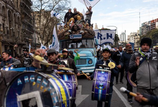 Профсоюзные работники маршируют к Конгрессу, требуя повышения заработной платы и увеличения помощи от правительства в Буэнос-Айресе, Аргентина - Sputnik Молдова