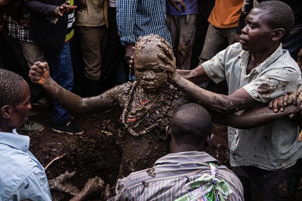 Посвящаемого обмазывают грязью во время традиционного обряда обрезания Имбалу в Мутото, Уганда - Sputnik Молдова