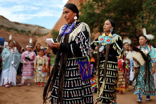 Женщины готовятся принять участие в конкурсе пау-вау на 100-й межплеменной церемонии индейцев Гэллапа в парке Ред-Рок , штат Нью-Мексико, США - Sputnik Молдова