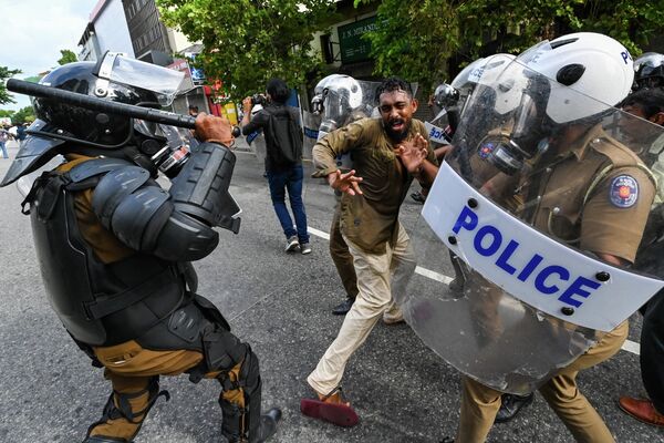 Столкновения студентов университета Шри-Ланки с полицией во время демонстрации в Коломбо - Sputnik Молдова