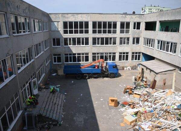 Clădirea școlii nr. 5 din Mariupol în perioada pregătirii școlii pentru noul an școlar. - Sputnik Moldova-România