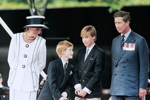 Принцесса Уэльская Диана с детьми и принцем Чарльзом в Лондоне. - Sputnik Молдова