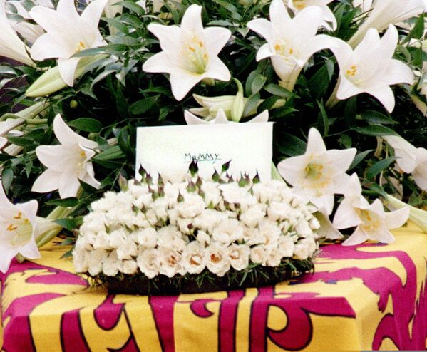 Цветы и записка на гробе принцессы Дианы во время похорон в Лондоне. - Sputnik Молдова
