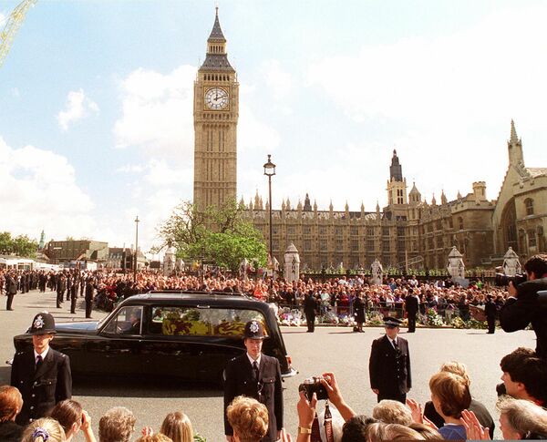 Катафалк с телом принцессы Уэльской Дианы на парламентской площади в Великобритании. - Sputnik Молдова