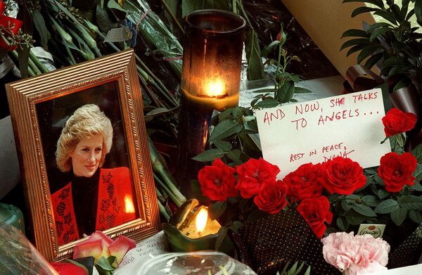 Свечи в память о принцессе Диане у ее портрета в Вашингтоне. - Sputnik Молдова