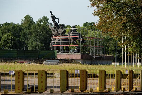 Окруженный строительными лесами монумент Освободителям Риги  - Sputnik Молдова