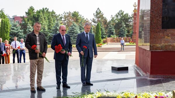 Depunere de flori la memorialul „Eternitate”, prilejuită de împlinirii a 78 de ani de la operațiunea Iași-Chișinău - Sputnik Moldova