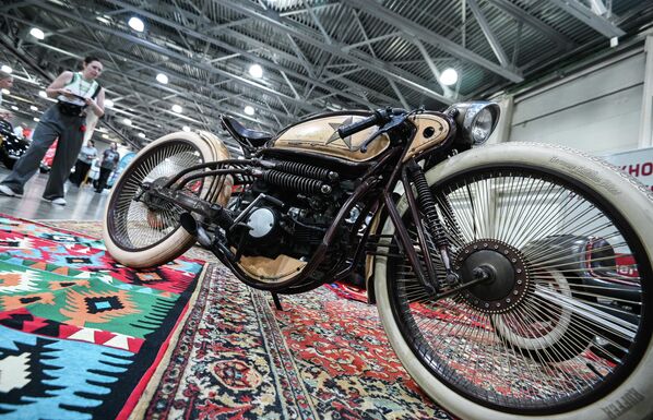 Мотоцикл на 32-й выставке старинных автомобилей и антиквариата Олдтаймер-Галерея 2022  - Sputnik Молдова