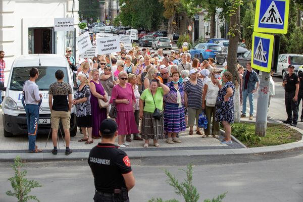 Сотни людей вышли на протест к зданию миссии Европейского союза в Кишиневе. - Sputnik Молдова