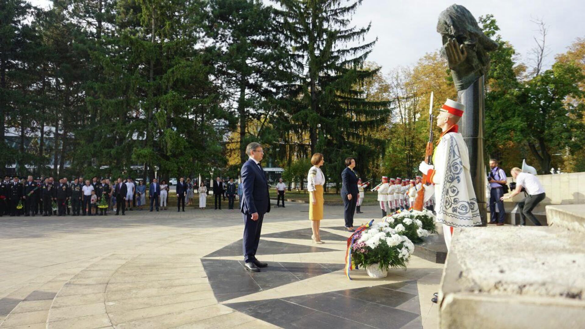 De Ziua Independenței, președintele Maia Sandu, președint ele Parlamentului, Igor Grosu, și premierul Natalia Gavrilița au depus flori la monumentul Maica Îndurerată – 27 august 2022 - Sputnik Moldova, 1920, 27.08.2022
