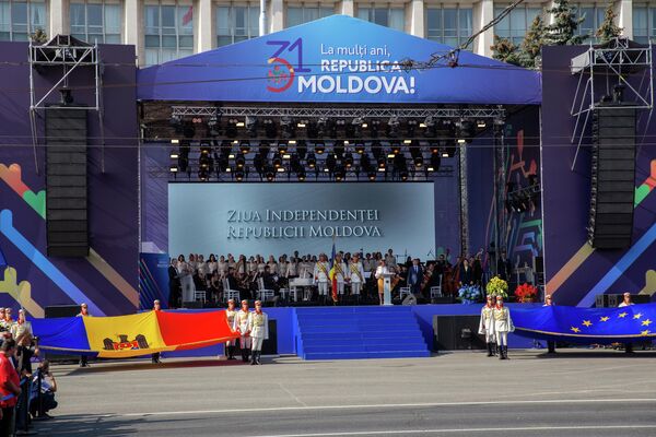 În Piața Marii Adunări Naționale a fost instalată o scenă. - Sputnik Moldova