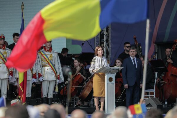 Din scena montată în PMAN a vorbit președintele Republicii Moldova, Maia Sandu, care a adresat un mesaj de felicitare cu ocazia Zilei Independenței. - Sputnik Moldova