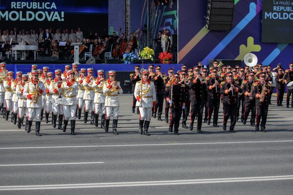 Кульминацией торжественных мероприятий стал парад военных оркестров на площади Великого национального собрания. - Sputnik Молдова
