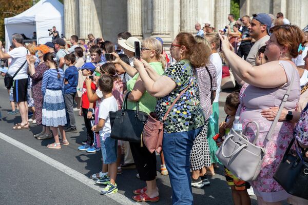 Oameni la Arcul de trimf - Ziua Independenței, Chișinău, 27 august 2022 - Sputnik Moldova