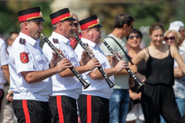 Defilarea fanfarelor militare în Piața Marii Adunări Naționale - Sputnik Moldova