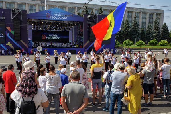 Зрители на площади Великого национального собрания. - Sputnik Молдова