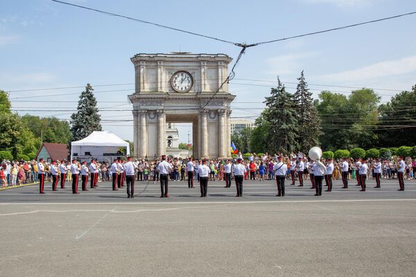 Defilarea fanfarelor militare în Piața Marii Adunări Naționale - Sputnik Moldova