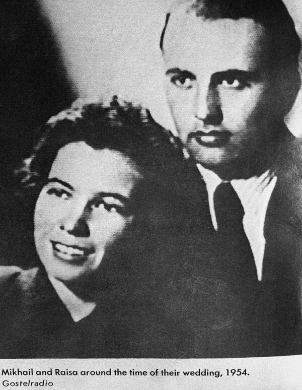Mihail Sergheevici Gorbaciov și Raisa Maksimovna Gorbaciova în tinerețe. Foto 1953-1954. Reproducere. - Sputnik Moldova
