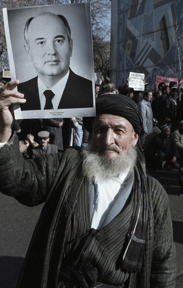 Un tadjik în vârstă, la un miting cu portretul lui Mihail Gorbaciov. - Sputnik Moldova