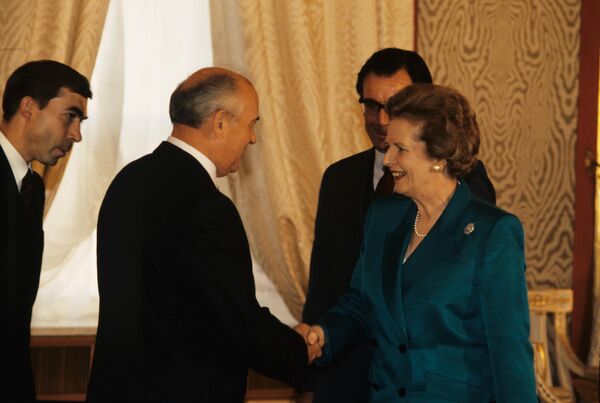 Vizita delegației britanice în URSS. Secretarul general al Comitetului Central al PCUS, Mihail Gorbaciov, îl salută pe prim-ministrul britanic, Margaret Thatcher. - Sputnik Moldova