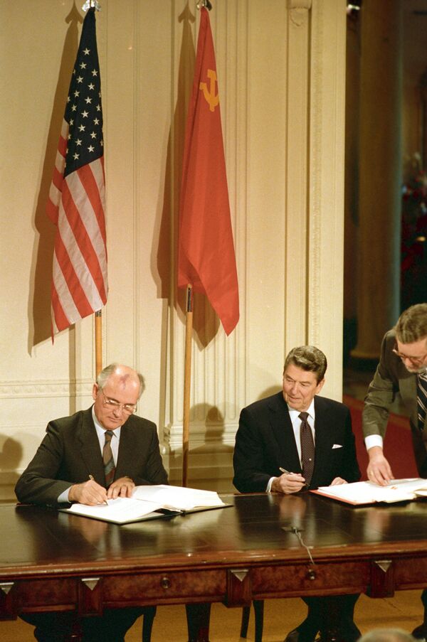 Secretarul general al Comitetului Central al PCUS, Mihail Sergheevici Gorbaciov, (stânga) și președintele SUA, Ronald Reagan, semnând tratatul sovietic-american privind eliminarea a două clase de arme nucleare - rachete cu rază medie și rază mică de acțiune - la Casa Albă, în timpul vizitei oficiale a lui Mihai Gorbaciov în SUA. - Sputnik Moldova
