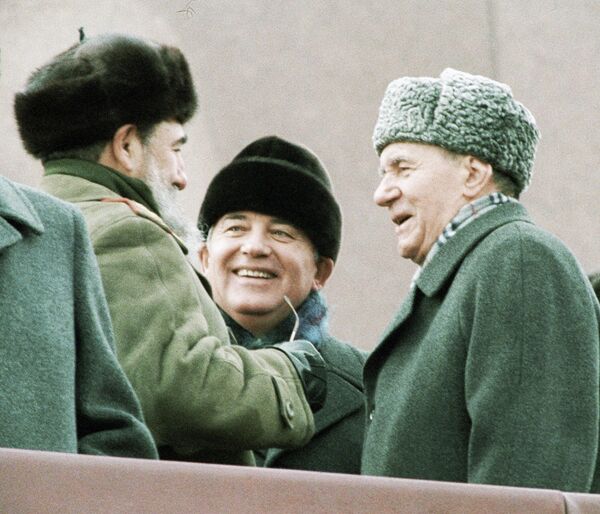 Președintele Consiliului de Miniștri al Cubei, Fidel Castro (stânga), secretarul general al Comitetului Central al PCUS, Mihail Gorbaciov (centru), și președintele Prezidiului Sovietului Suprem al URSS, Andrei Gromîko, la balconul Mausoleului Lenin. Sărbătorirea a 70 de ani de la Marea Revoluție Socialistă din Octombrie. - Sputnik Moldova