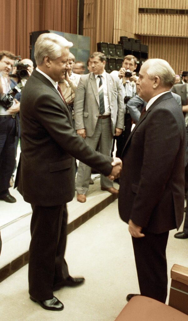 Președintele URSS, Mihail Gorbaciov, (dreapta) îl felicită pe Boris Elțin (stânga) pentru accederea în funcția de președinte al Republicii Sovietice Socialiste Federative Ruse. - Sputnik Moldova