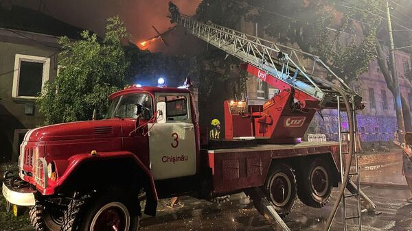 Пожарные ликвидируют последствия пожара во время ливня в Кишиневе - Sputnik Молдова