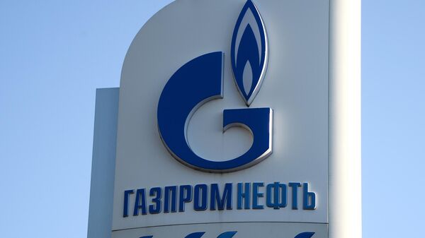 Logo-ul gigantului petrolier al Rusiei „Gazrom Neft” - Sputnik Moldova-România