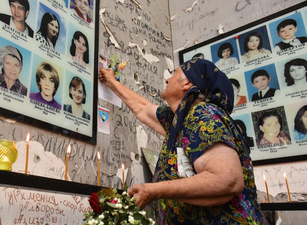 Женщина на траурных мероприятиях в память о жертвах теракта в школе №1 в Беслане.  - Sputnik Молдова