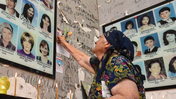 Женщина на траурных мероприятиях в память о жертвах теракта в школе №1 в Беслане - Sputnik Молдова