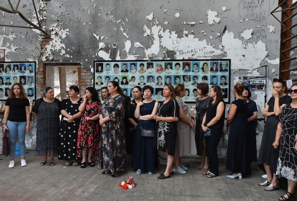 Oameni la ceremonia de doliu în memoria victimelor atacului terorist de la școala nr. 1 din Beslan. - Sputnik Moldova