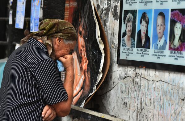 O femeie la evenimentele de doliu în memoria victimelor atacului terorist de la școala nr. 1 din Beslan. Pe data de 1 septembrie 2004, în orașul Beslan din Republica Osetia de Nord-Alania, un grup de teroriști a capturat clădirea școlii gimnaziale nr.1. Victimele acțiunii teroriste au devenit 334 de persoane, inclusiv 318 ostatici, dintre care 186 copii. - Sputnik Moldova-România