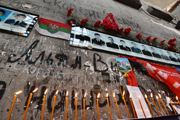 Lumânări și fotografii ale victimelor atacului terorist de la școala nr. 1 din Beslan. - Sputnik Moldova