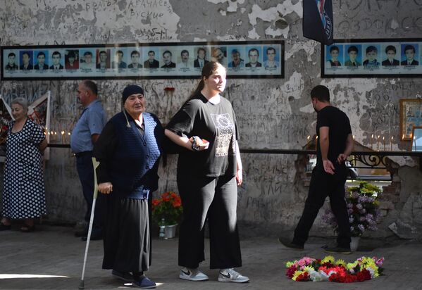 Oameni la ziua de doliu în memoria victimelor atacului terorist de la școala nr. 1 din Beslan. Pe data de 1 septembrie 2004, în orașul Beslan din Republica Osetia de Nord-Alania, un grup de teroriști a capturat clădirea școlii gimnaziale nr.1. Victimele acțiunii teroriste au devenit 334 de persoane, inclusiv 318 ostatici, dintre care 186 copii. - Sputnik Moldova-România