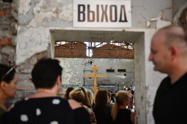 Oameni la evenimentul de doliu în memoria victimelor atacului terorist de la școala nr. 1 din Beslan. - Sputnik Moldova